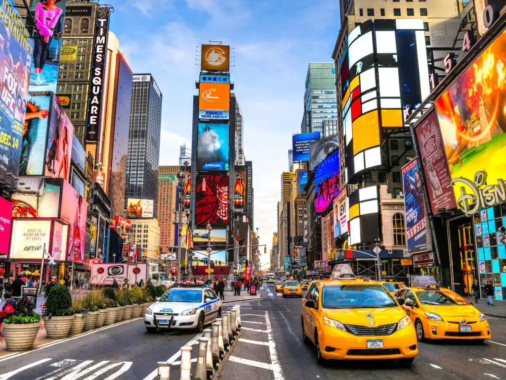 Times Square, es una concurrida intersección turística de arte y comercio de neón y es una calle icónica de la ciudad de Nueva York y América, 01 de diciembre de 2013 en Manhattan, Nueva York.