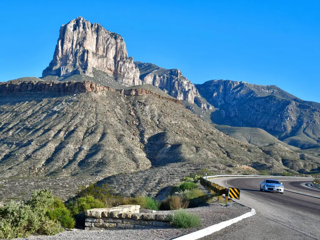 El Paso, Texas: EE.UU. Alrededor de septiembre de 2019 El Capitan, el décimo pico más alto de Texas.  Coche saliendo de una curva en una carretera de montaña.