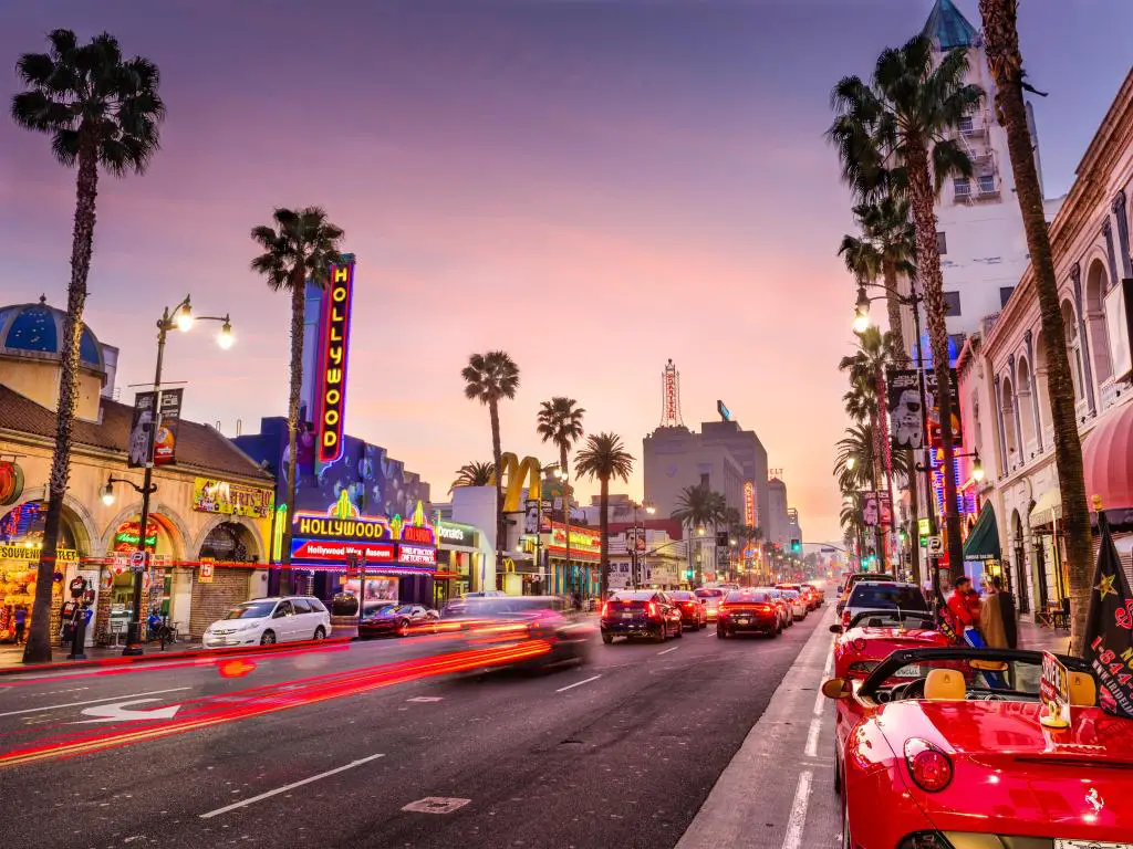 Tráfico en Hollywood Boulevard al anochecer.  El distrito de los teatros es una famosa atracción turística.