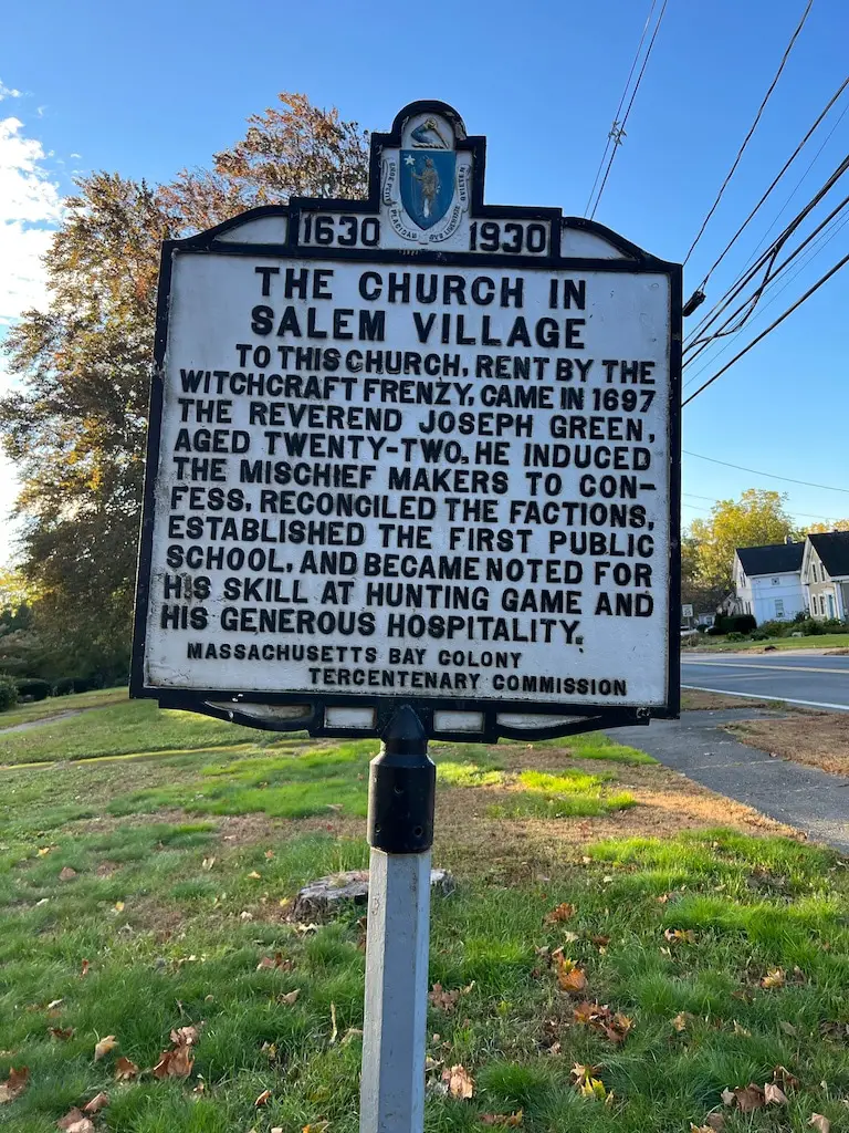 Iglesia en el marcador histórico de Salem Village