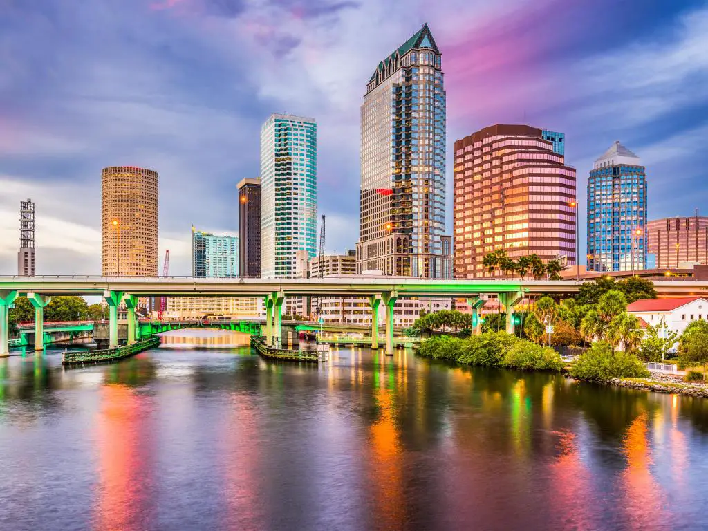 El horizonte del centro de Tampa, Florida, EE.UU. en el río Hillsborough.