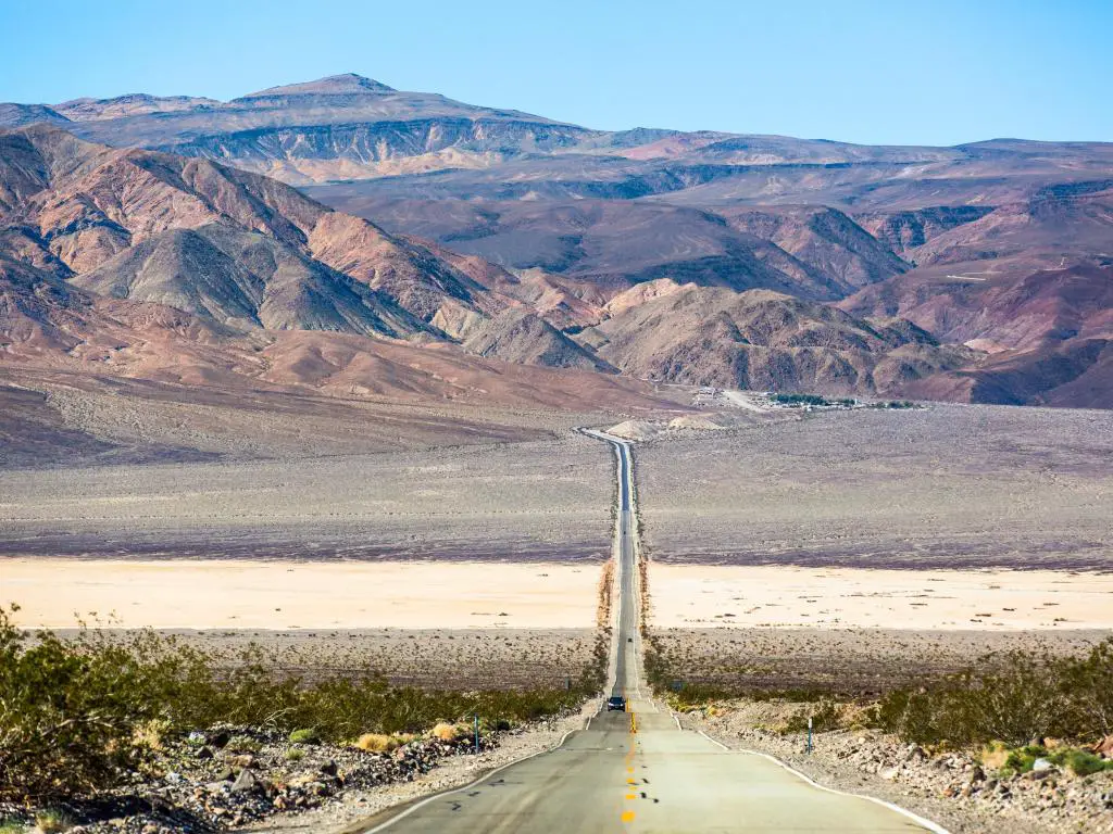 Parque Nacional Death Valley, Nevada, EE. UU. Tomado en el cruce de la autopista 190 en Panamint Valley con el impresionante paisaje en la distancia y tomado en un día soleado.