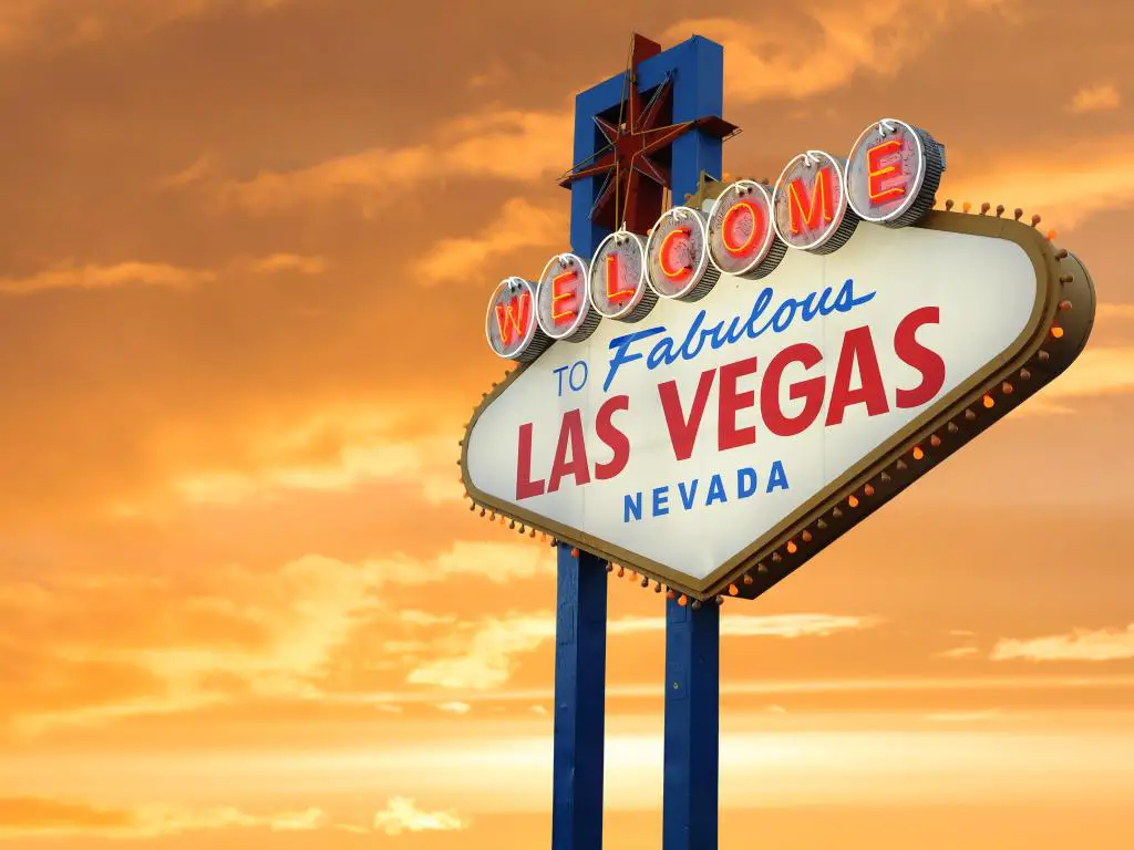 Bienvenido al fabuloso cartel de Las Vegas, Las Vegas, EE.UU. tomado al atardecer.