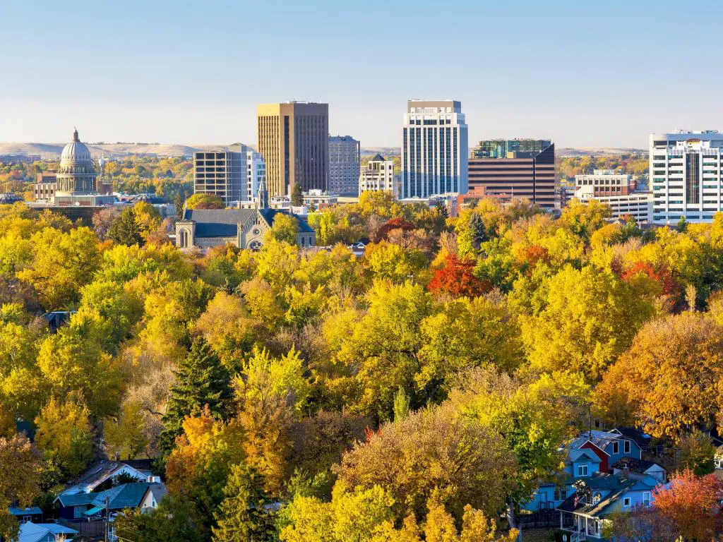 Boise, Idaho, EE. UU. Tomada con árboles en primer plano en otoño, el centro de la ciudad al fondo y tomada en un día soleado. 