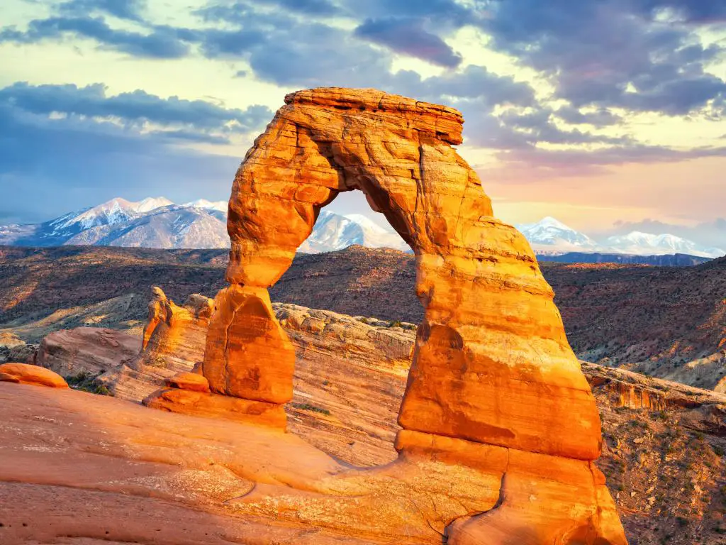 Parque Nacional Arches, Utah, EE. UU. Con un delicado arco tomado al atardecer con vistas al impresionante paisaje rocoso más allá. 