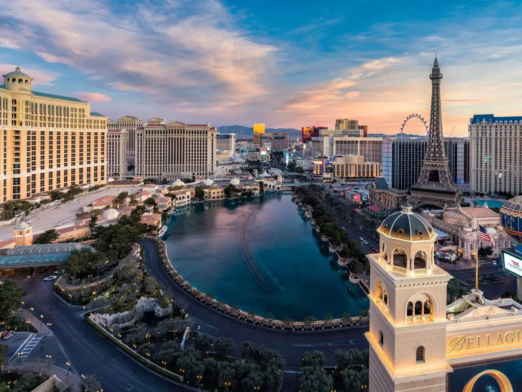 Las Vegas, EE.UU. tomada con una vista panorámica del Strip de Las Vegas y el horizonte de la ciudad al amanecer.