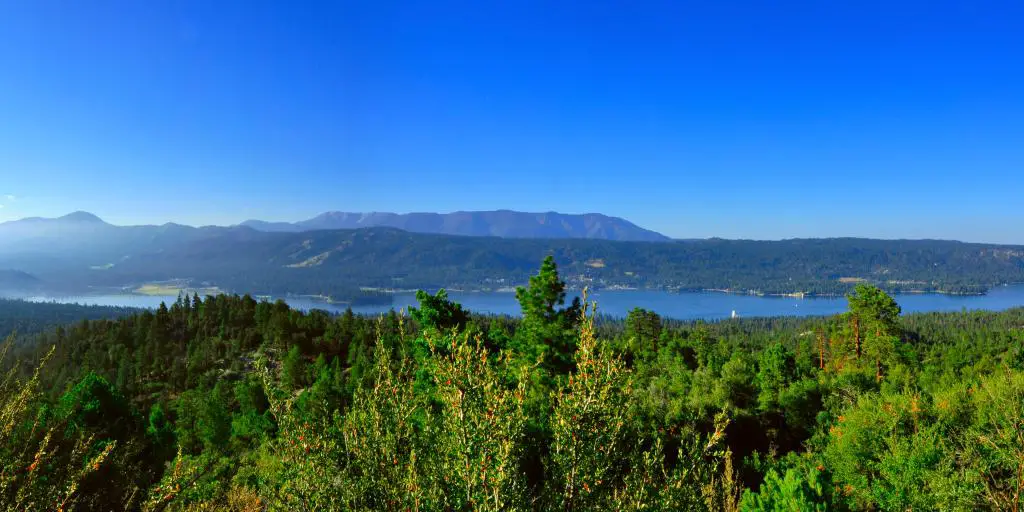 Una vista impresionante de Big Bear Lake desde el horizonte del bosque