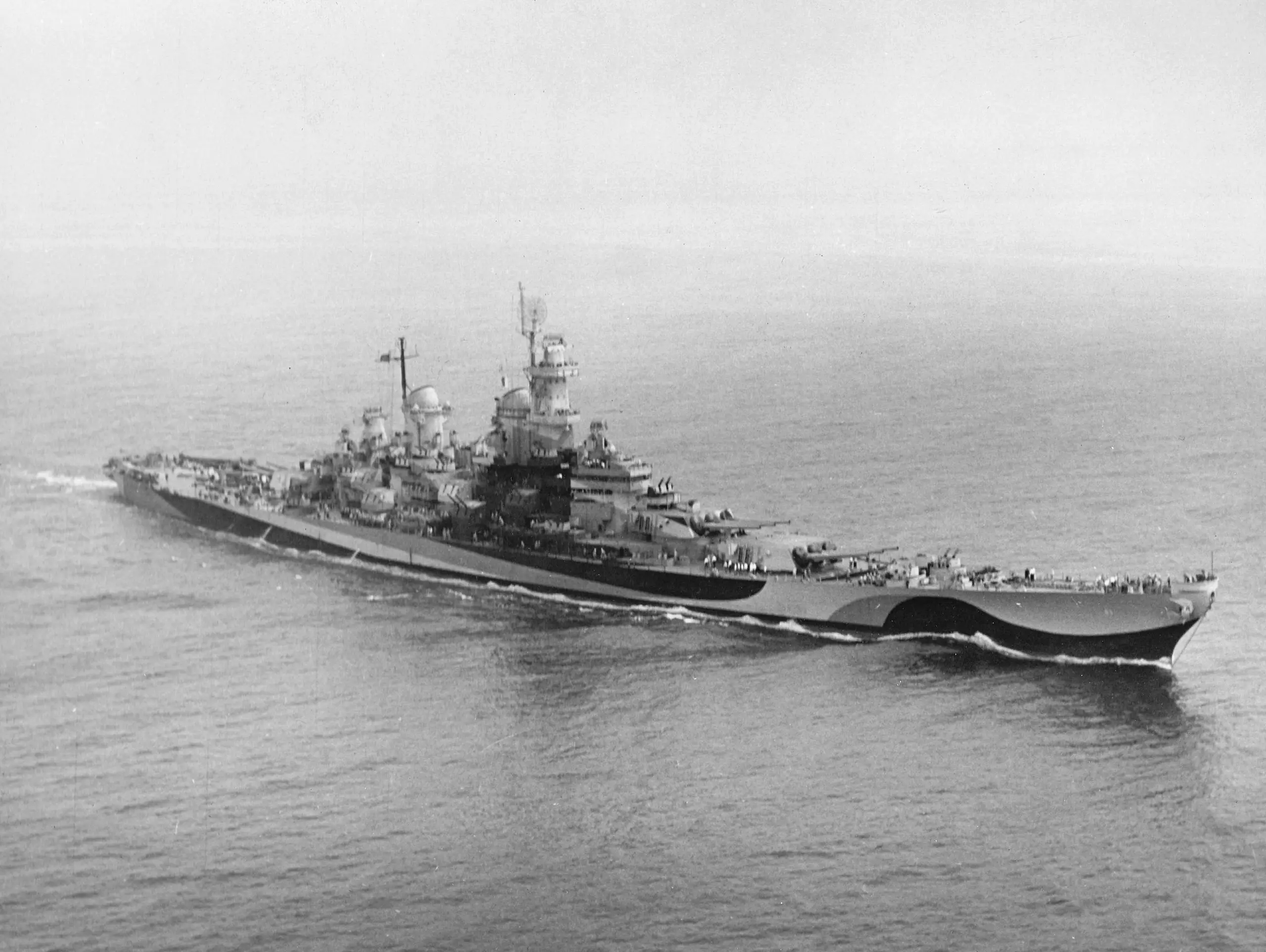 USS Missouri con camuflaje de la Segunda Guerra Mundial.