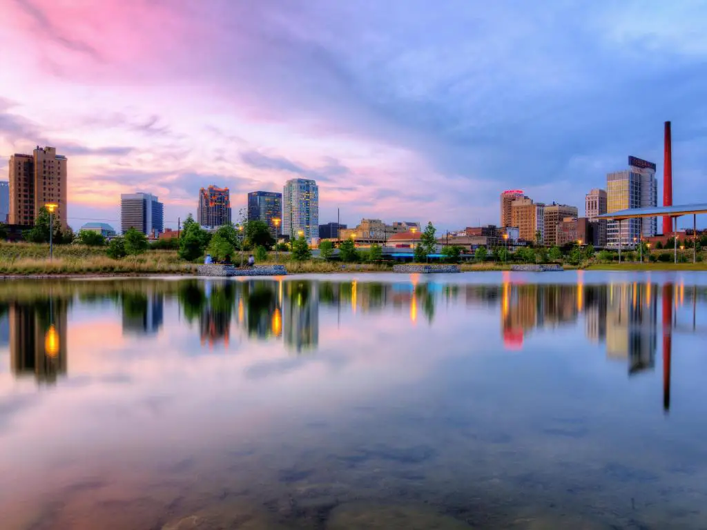 El horizonte del centro de Birmingham, Alabama, durante un colorido atardecer.