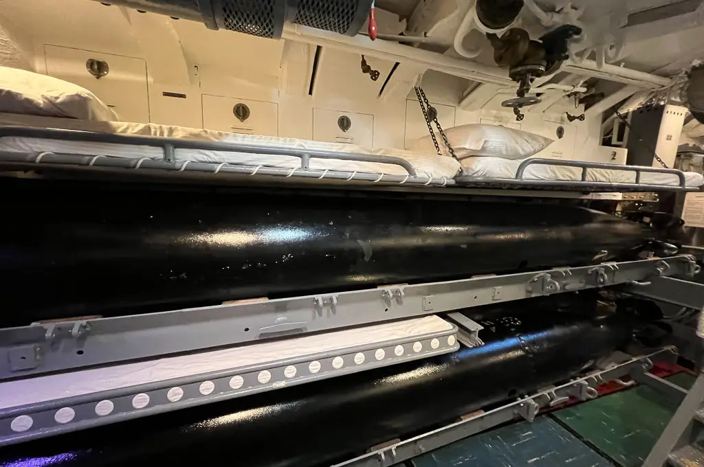 Sala de torpedos delantera del USS Bowfin