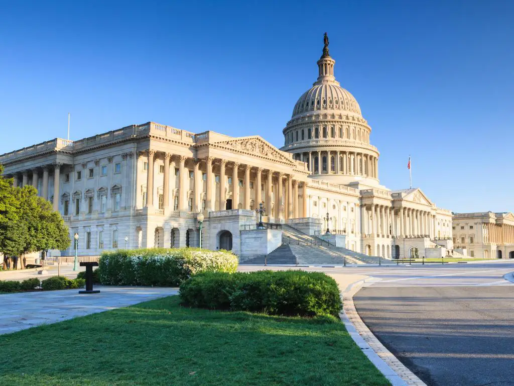 Washington, DC, EE.UU. con el edificio del Capitolio de los Estados Unidos visto desde la Avenida Independencia tomada en primavera.