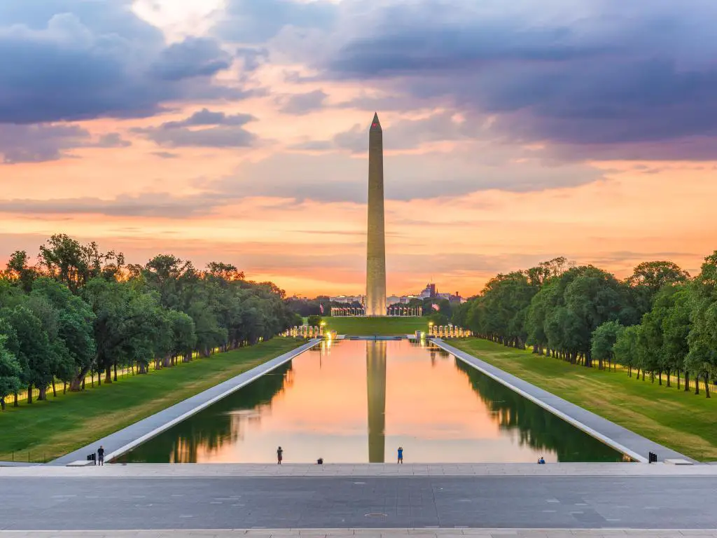Monumento a Washington, Washington DC, EE.UU. con la piscina reflectante en primer plano tomada al amanecer.