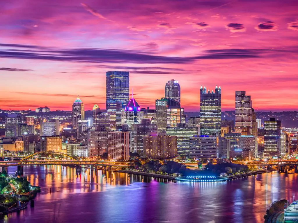 Pittsburgh, Pensilvania, EE. UU. Con el horizonte de la ciudad tomado a primera hora de la tarde con un impresionante cielo rojo. 