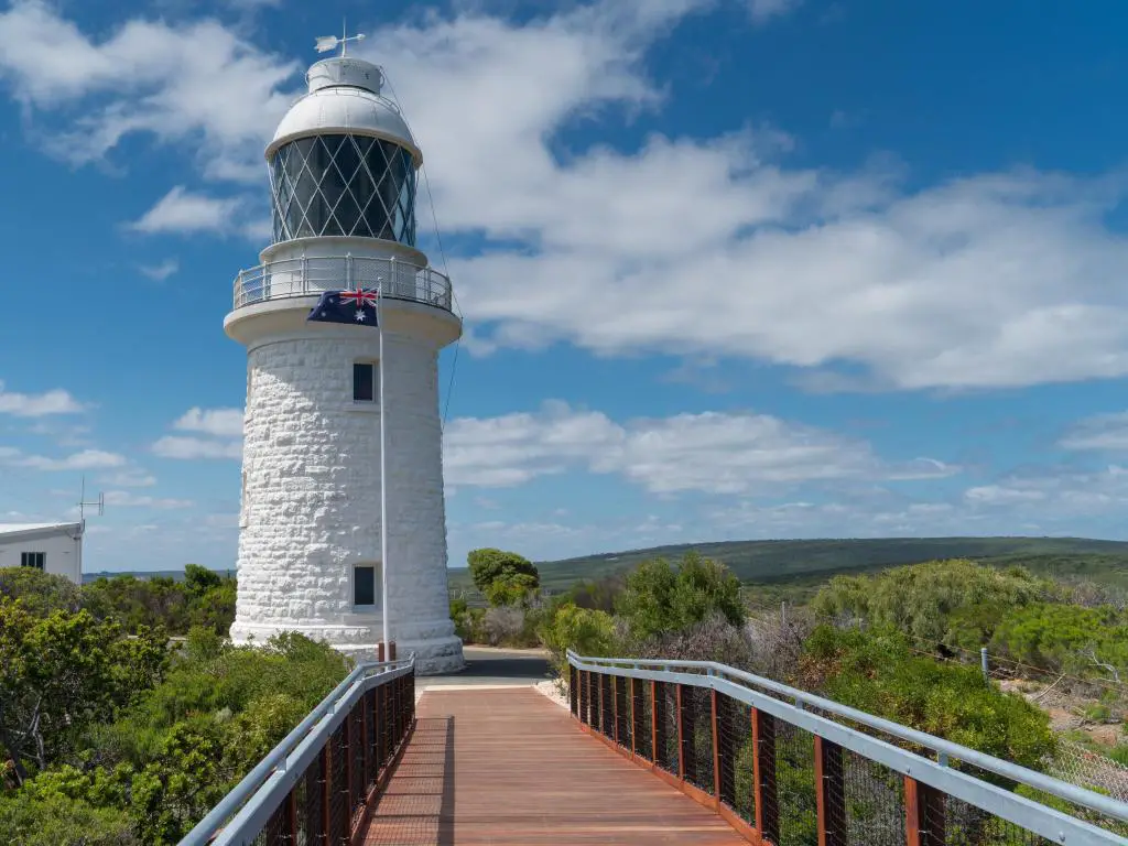 Faro histórico en Cape Naturaliste en Australia Occidental con cielos azules y nubes parciales.