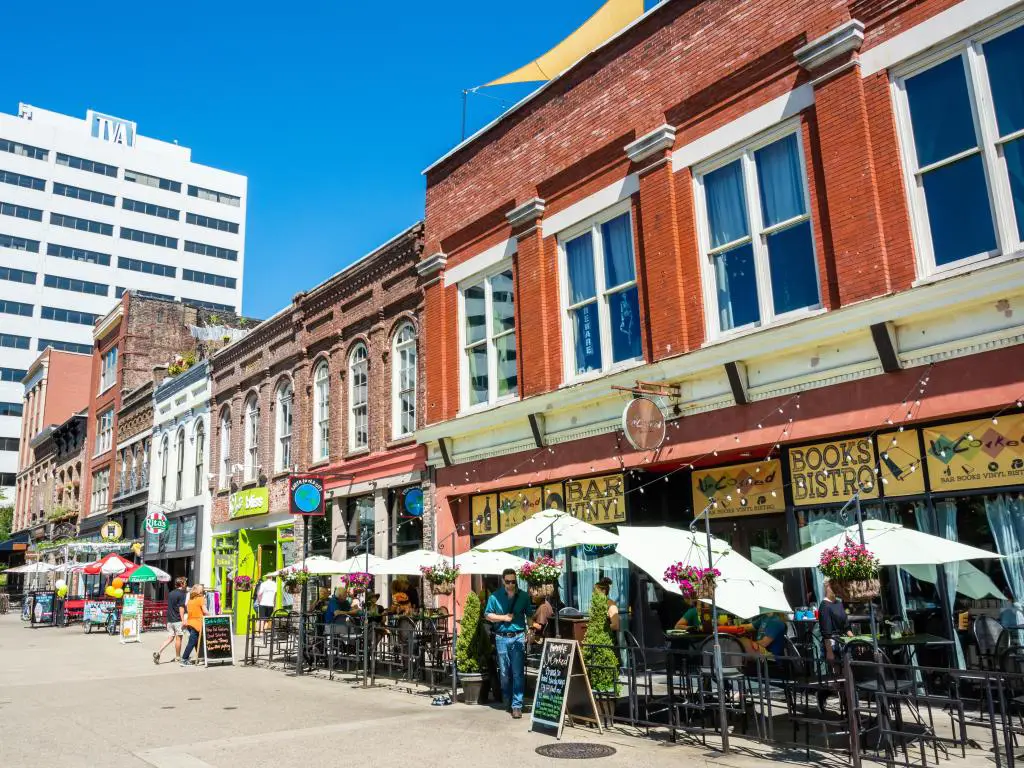Edificios históricos y propiedades comerciales en Market Square en Knoxville, TN.
