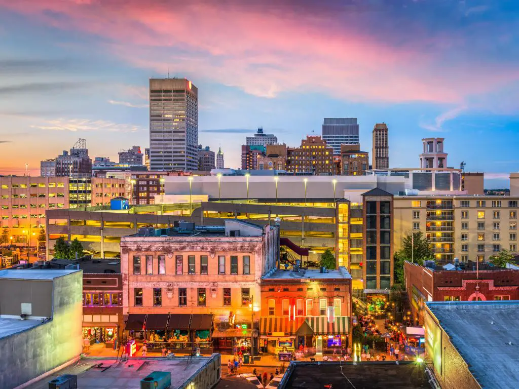 Memphis, Tennessee, EE. UU., que muestra el horizonte del centro de la ciudad en el fondo y una franja popular en primer plano a primera hora de la tarde.