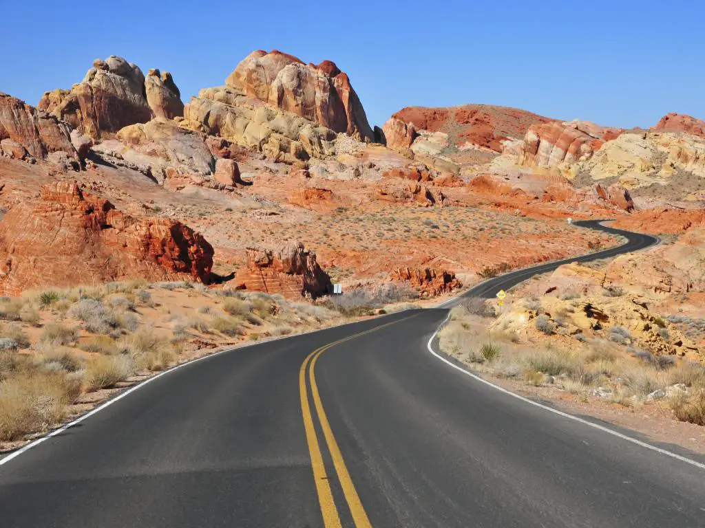 Carretera con vistas a Red Rock, suroeste de EE.UU.
