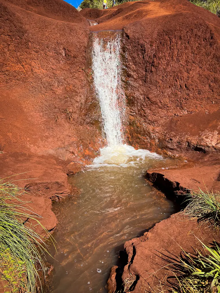 Cataratas de tierra roja en Kauai, Hawái