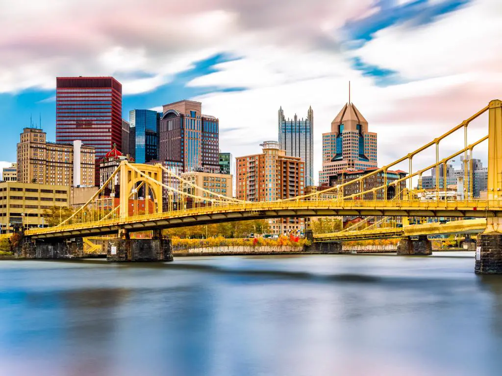 Pittsburgh, Pensilvania, EE. UU. Tomada con el puente Rachel Carson (también conocido como puente de la calle Ninth) en primer plano que cruza el río Allegheny.