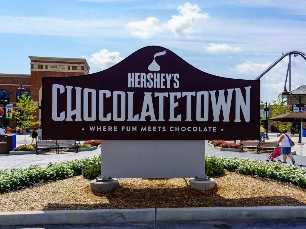 Hershey, PA, EE. UU. Tomada en el cartel de Hershey's Chocolatetown ubicado en la entrada de Hersheypark en un día soleado.