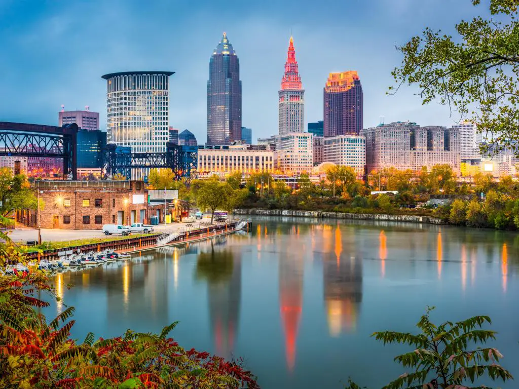 Cleveland, Ohio, EE.UU. con el horizonte de la ciudad en el fondo reflejado en el río en primer plano y tomado a primera hora de la tarde.