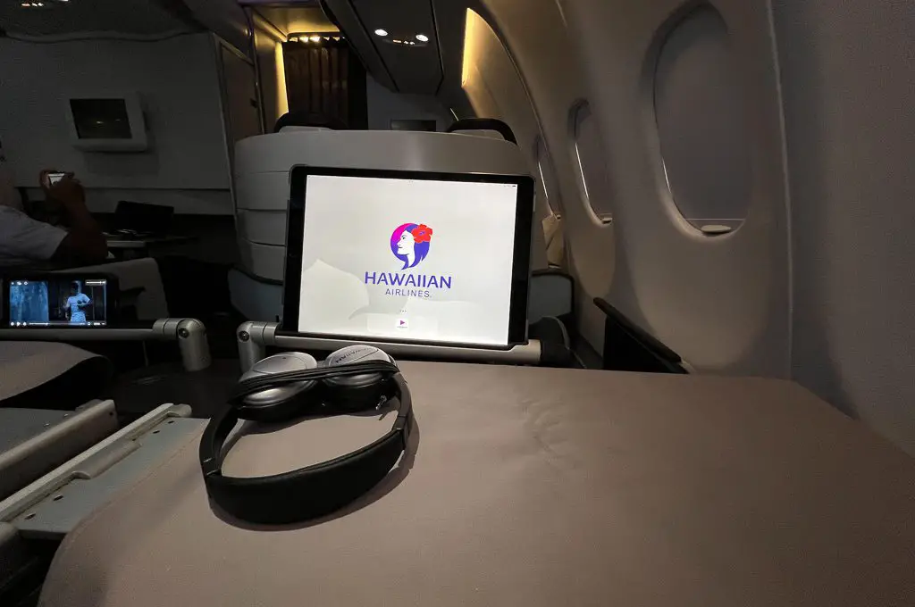 Audífonos con tableta en el asiento del A330 de primera clase de Hawaiian Airlines