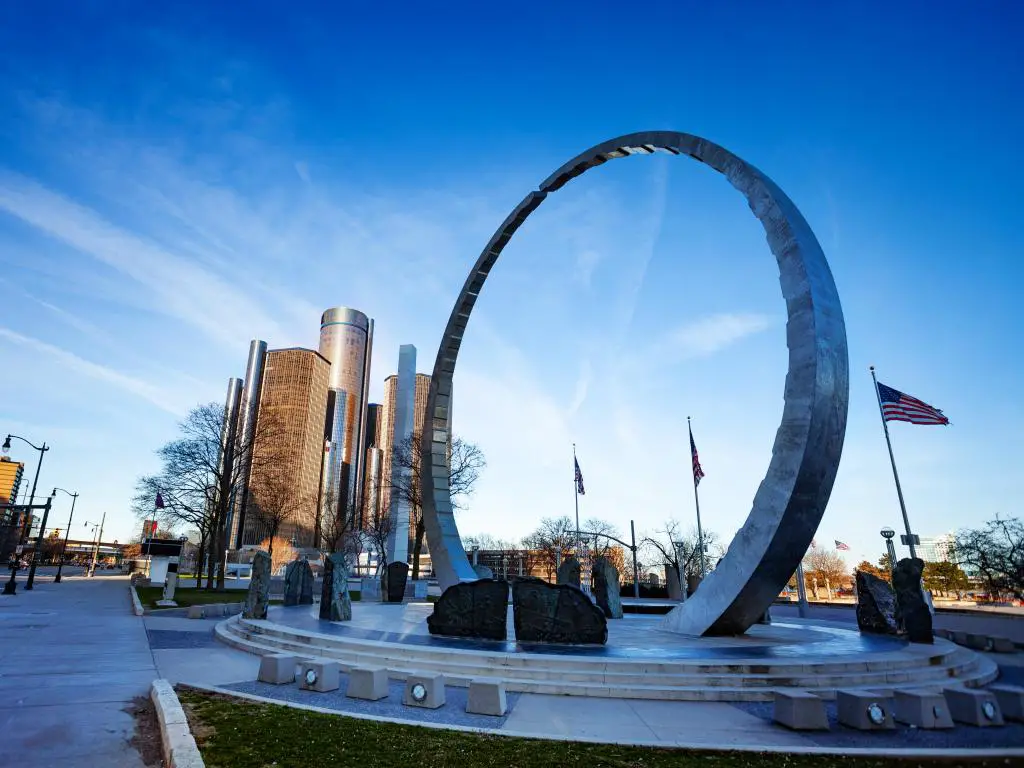 Vista del Monumento al Legado Laboral de Michigan en Hart Plaza cerca del embarque fluvial en Detroit, Estados Unidos.