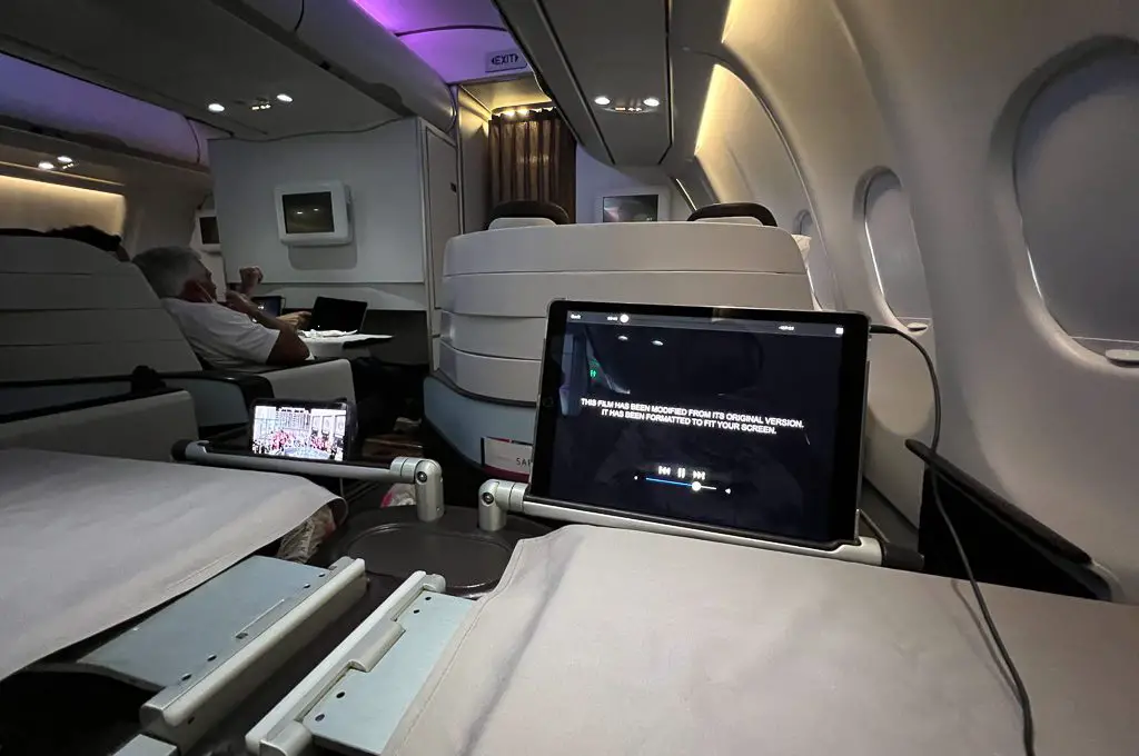 Teléfono con tableta en el asiento del A330 de primera clase de Hawaiian Airlines