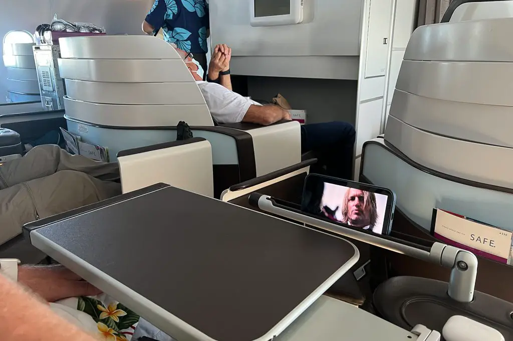 Mesa con bandeja para asientos del A330 de primera clase de Hawaiian Airlines