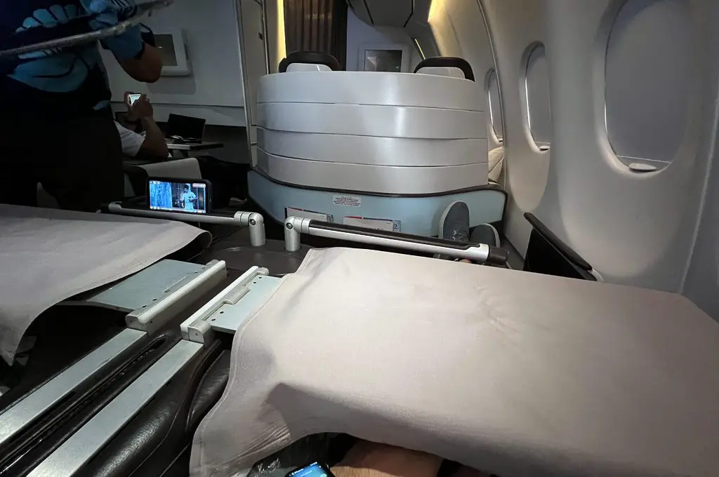 Mesa con bandeja para asientos del A330 de primera clase de Hawaiian Airlines