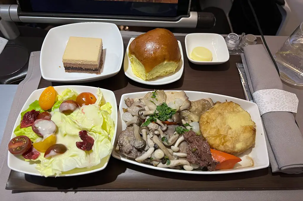 Plato principal del comedor del A330 de primera clase de Hawaiian Airlines