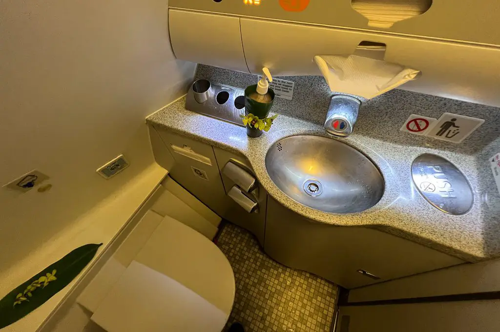 Baño de pasillo del A330 de primera clase de Hawaiian Airlines