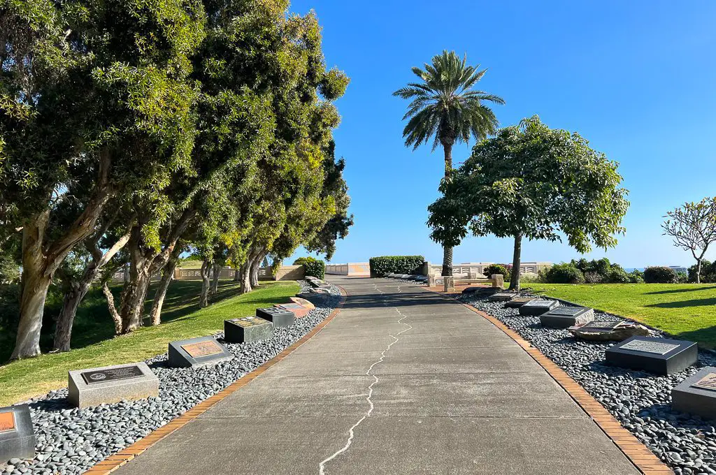 Pasarela conmemorativa del Cementerio Conmemorativo Nacional Punchbowl del Pacífico