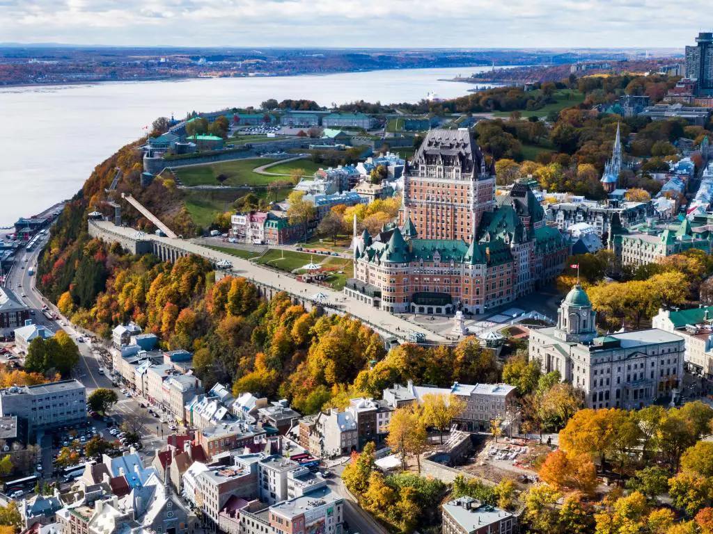Ciudad de Quebec, Canadá, tomada como una vista aérea del castillo de Frontenac en la ciudad vieja de Quebec en la temporada de otoño.