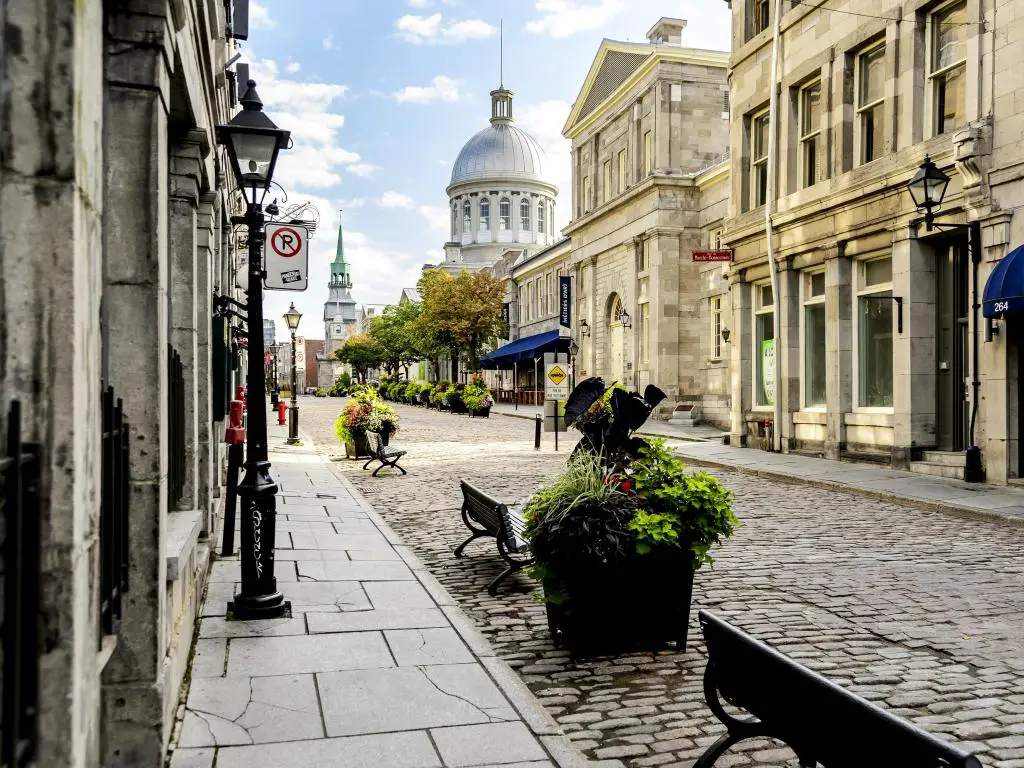 Ciudad vieja de Montreal, Canadá, tomada en una mañana de verano temprano con una calle adoquinada y edificios históricos.