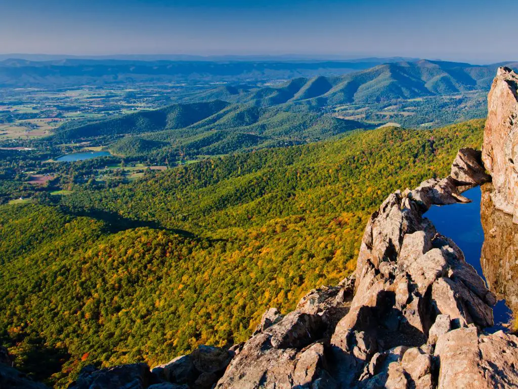Parque Nacional Shenandoah, Virginia, EE.UU., con vistas al valle de Shenandoah y las montañas Blue Ridge desde Little Stony Man Cliffs tomadas en un día soleado.