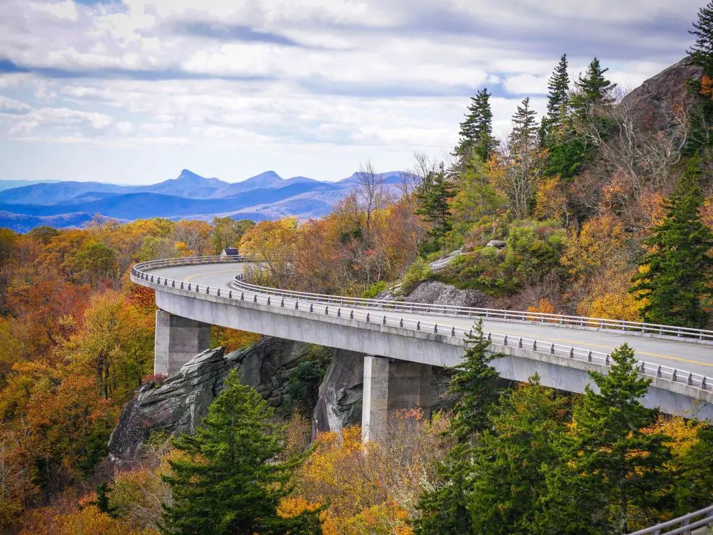 Blue Ridge Parkway, Carolina del Norte, EE.UU. tomada en el viaducto de Autumn Linn Cove con follaje otoñal, montañas a lo lejos en el puente de Grandfather Mountain.