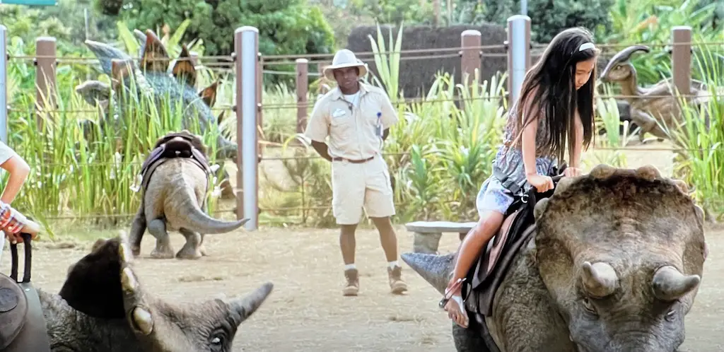 Zoológico de Honolulu, niños montando dinosaurios Escena de la película Jurassic World.
