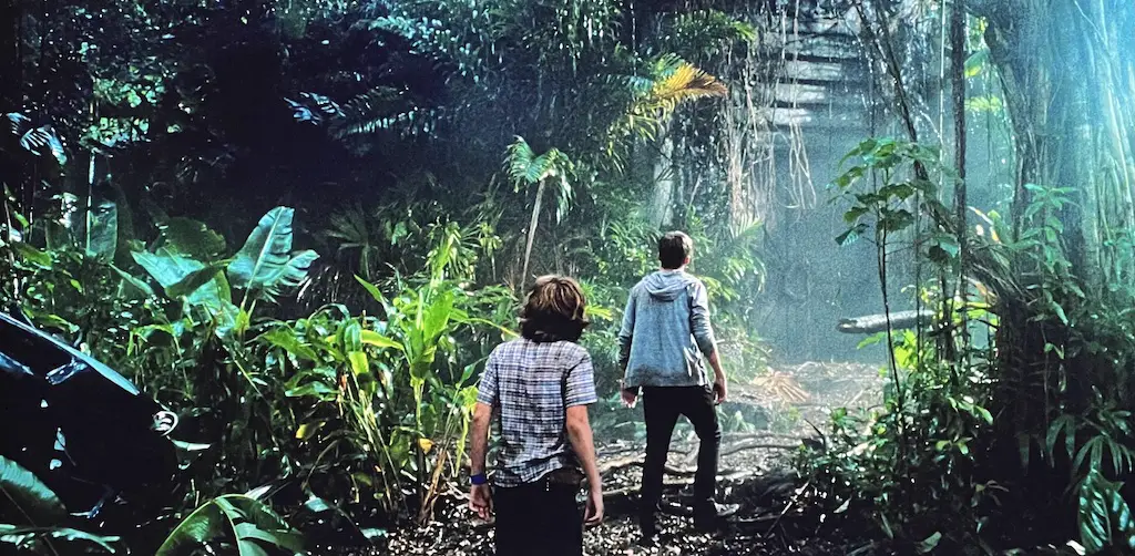 Paradise Park, niños acercándose a un edificio abandonado Escena de la película Jurassic World.