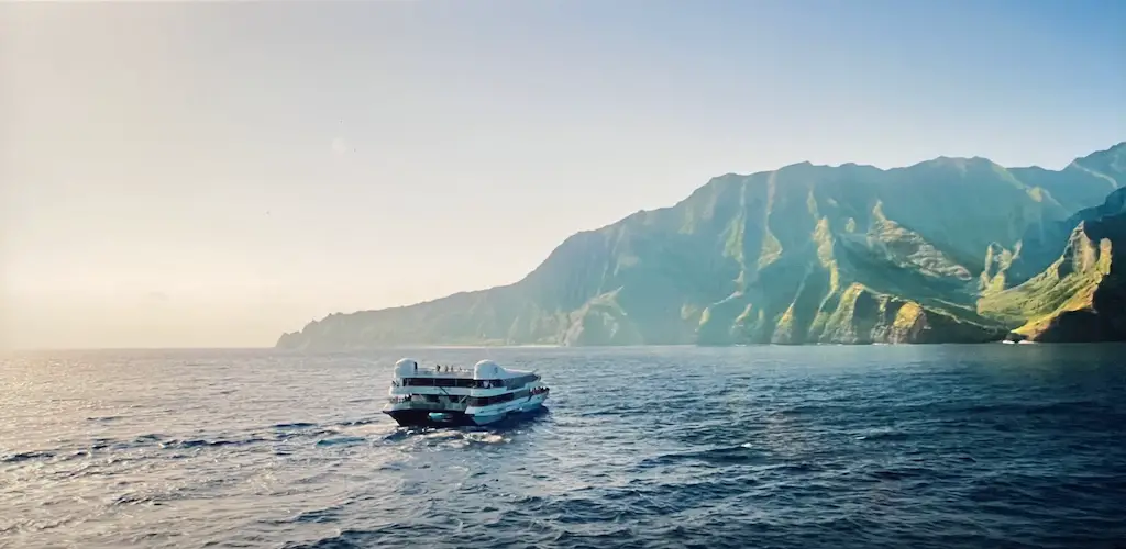 Na Pali Coast, transbordador que llega a la escena de la película Jurassic World.