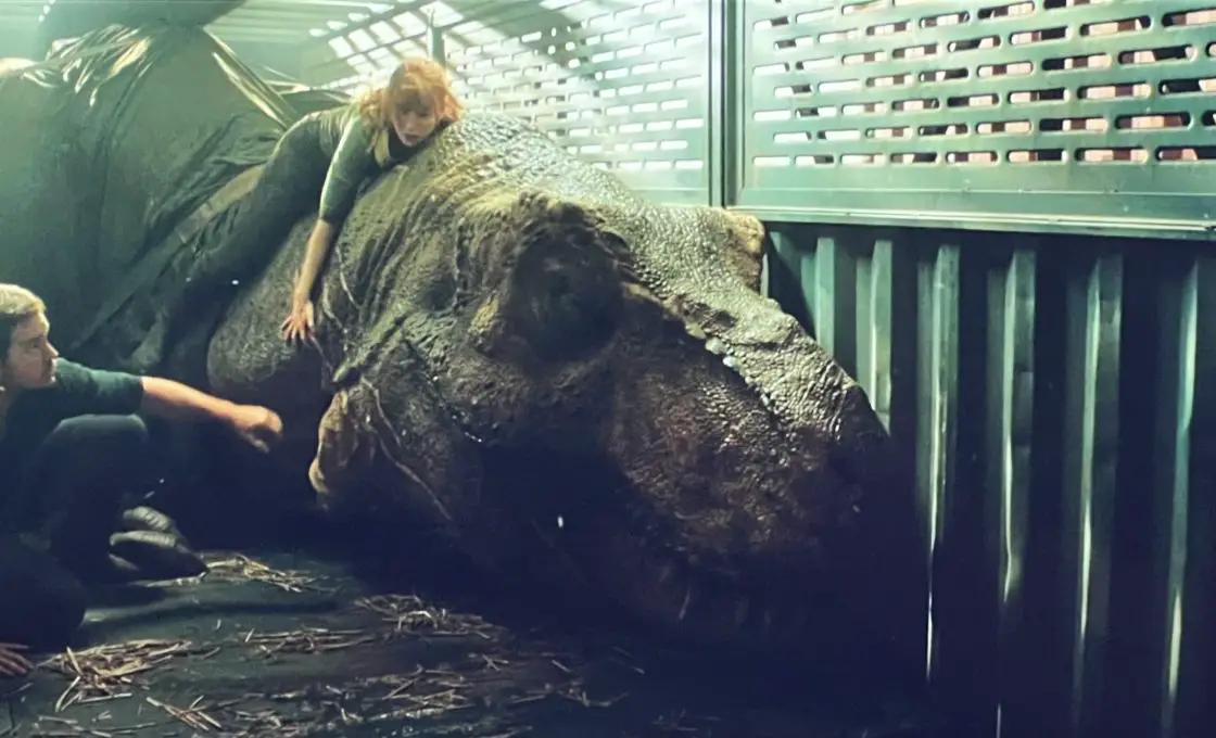 Tiranosaurio Rex extrayendo sangre Jurassic World: Escena de la película Fallen Kingdom.