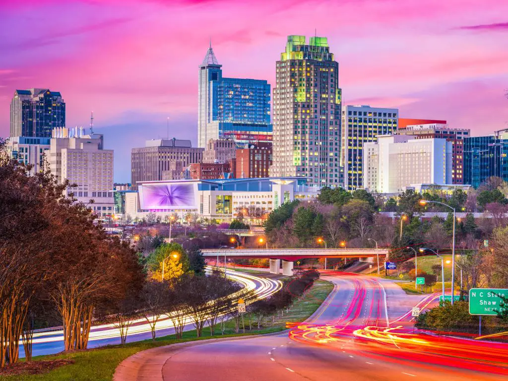 El centro de la ciudad de Raleigh, Carolina del Norte, Estados Unidos, durante un colorido atardecer.