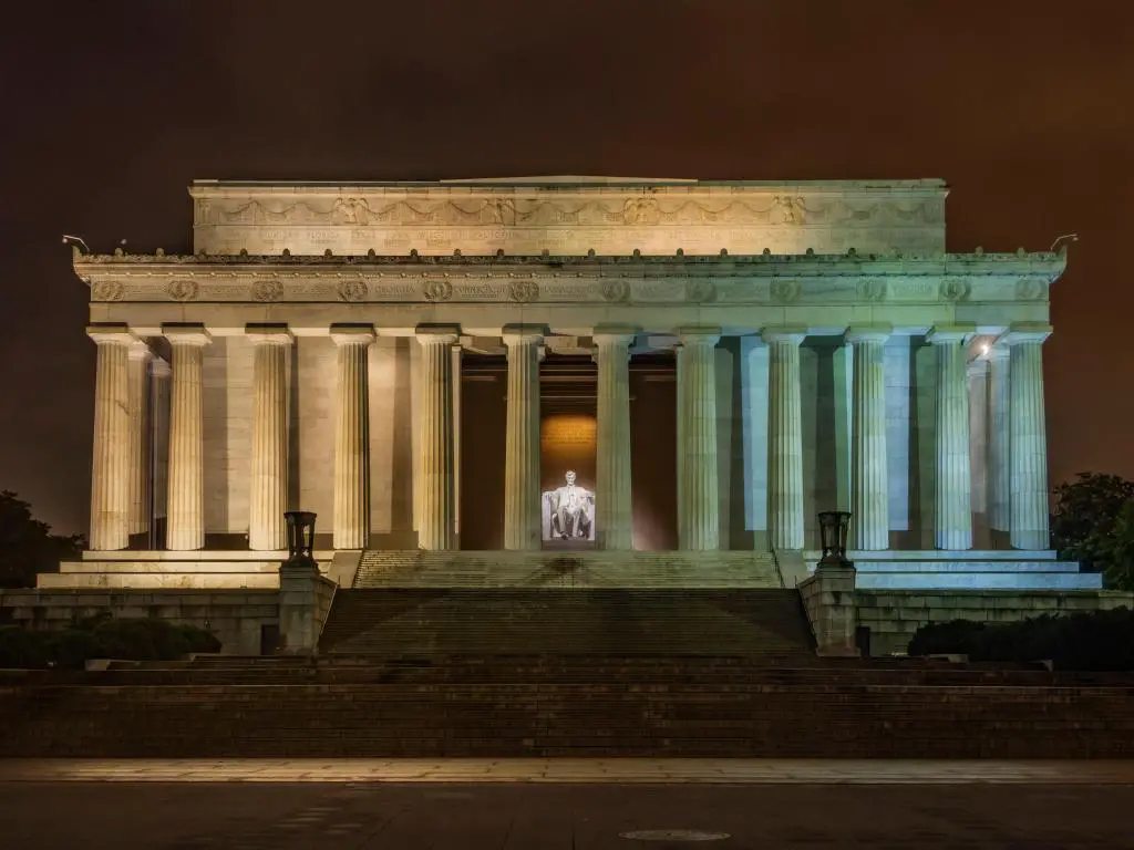 El Lincoln Memorial en Washington DC en una noche nublada.