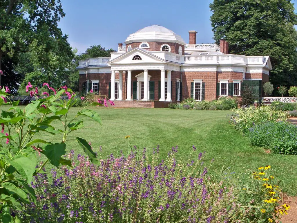 La casa Monticello de Thomas Jefferson en un claro día de primavera con flores en primer plano.