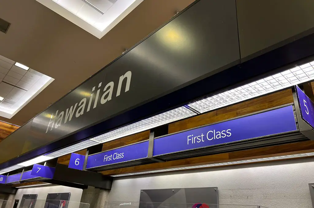 Facturación en primera clase de Hawaiian Airlines hnl