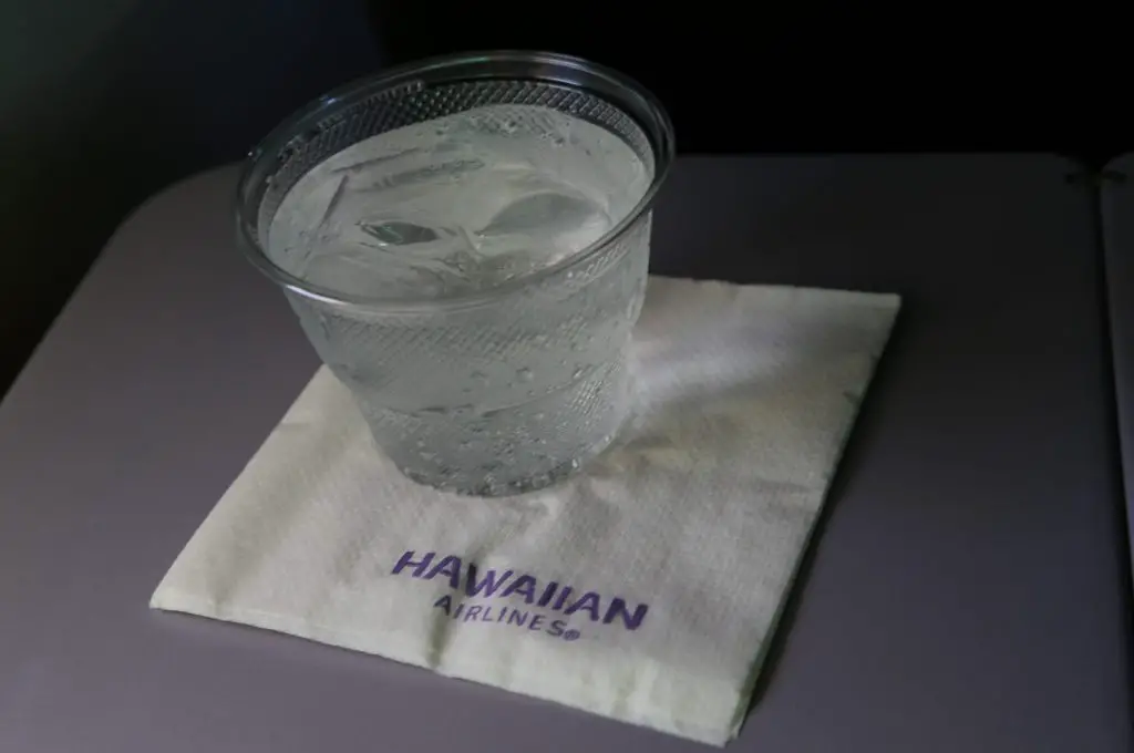 Bebidas entre islas de primera clase de Hawaiian Airlines