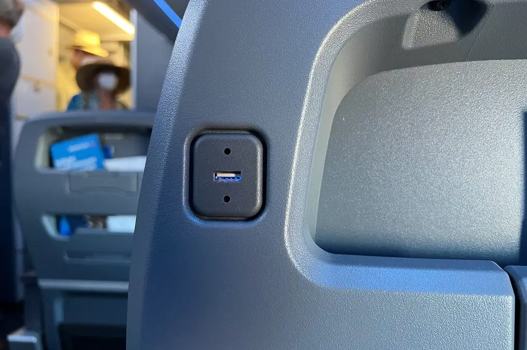 American Airlines A321 First Class Hawaii asiento usb