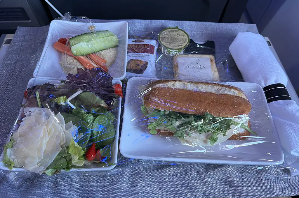 American Airlines A321 First Class Hawái comida envuelta