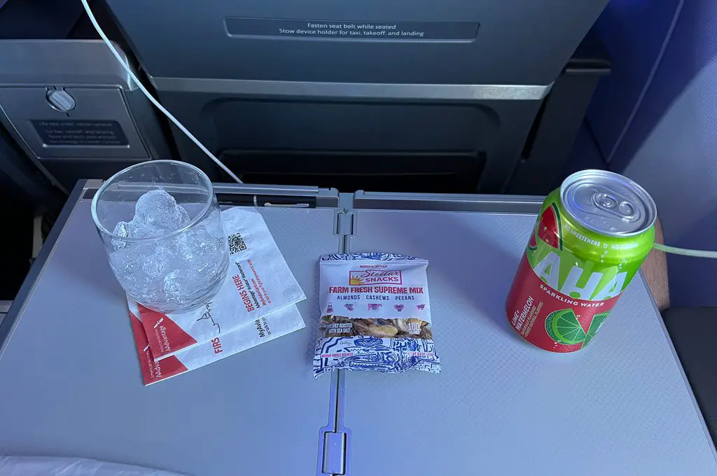 American Airlines A321 First Class Hawái refrigerio y agua