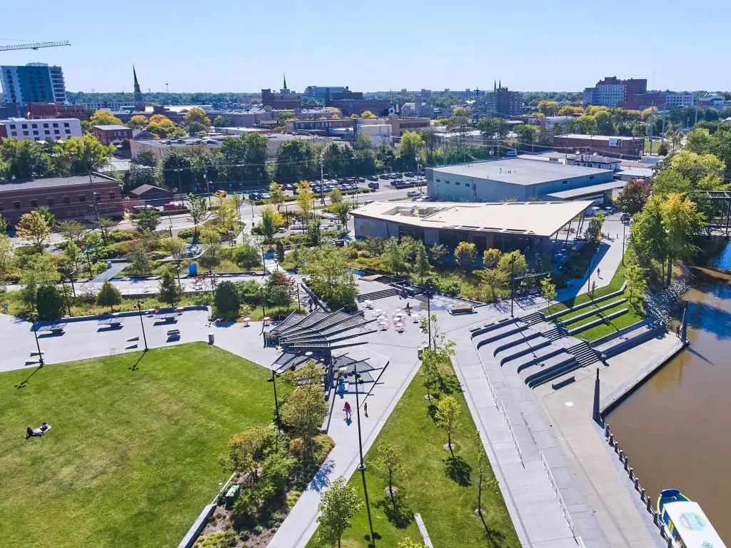 Fort Wayne, Indiana, EE.UU. con una vista aérea de Promenade Park en el centro de Fort Wayne tomada en un día soleado con césped y árboles en primer plano. 